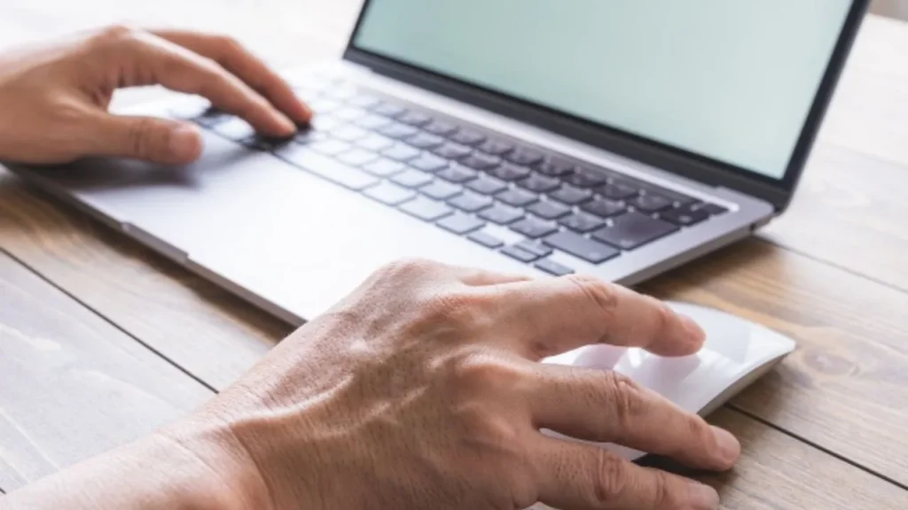 パソコンを操作する作家